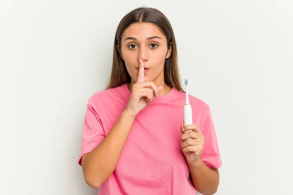 Beyaz Arka Planda Dişlerini Fırçalayan Genç Hintli Kadın Sır Saklıyor — Stok fotoğraf