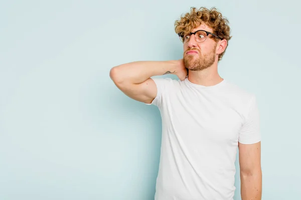 Young Caucasian Man Isolated Blue Background Touching Back Head Thinking — Stock Photo, Image