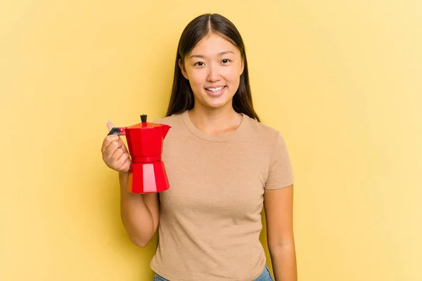 Jovem Mulher Asiática Segurando Cafeteira Isolada Fundo Amarelo Feliz Sorridente — Fotografia de Stock