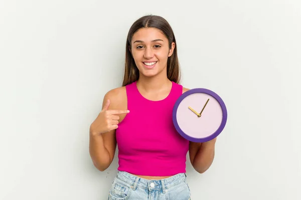 Mujer India Joven Sosteniendo Reloj Aislado Sobre Fondo Blanco Persona —  Fotos de Stock