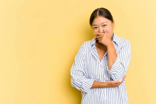 Joven Asiática Aislada Sobre Fondo Amarillo Riendo Feliz Despreocupada Emoción —  Fotos de Stock