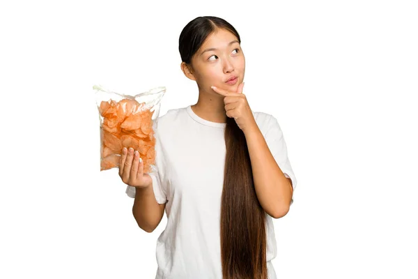 Jonge Aziatische Vrouw Houden Crips Geïsoleerd Groen Chroma Achtergrond Kijken — Stockfoto