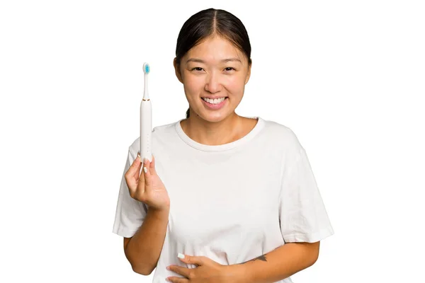 Joven Mujer Asiática Sosteniendo Cepillo Dientes Eléctrico Aislado Sobre Fondo — Foto de Stock
