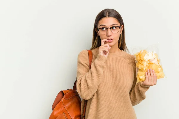 Junge Studentin Indische Frau Mit Crips Isoliert Auf Weißem Hintergrund — Stockfoto