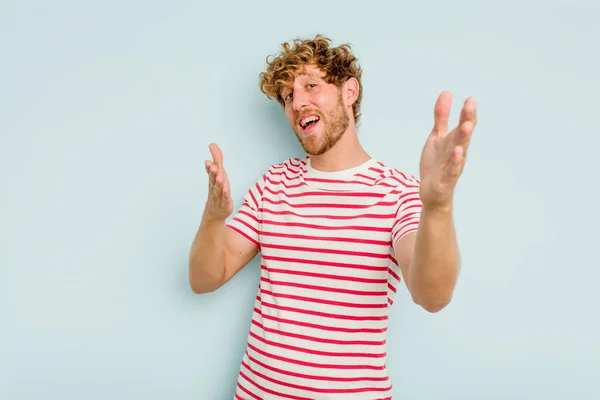 Ung Kaukasier Man Isolerad Blå Bakgrund Känns Säker Att Kram — Stockfoto