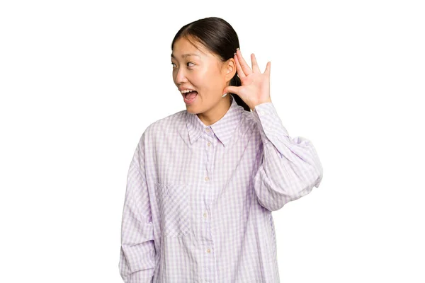 Jong Aziatische Vrouw Geïsoleerd Groen Chroma Achtergrond Proberen Naar Luisteren — Stockfoto