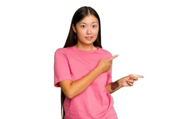 年轻的亚洲女人被绿色的背景所隔离 用食指指向一个复制的空间而震惊 — 图库照片