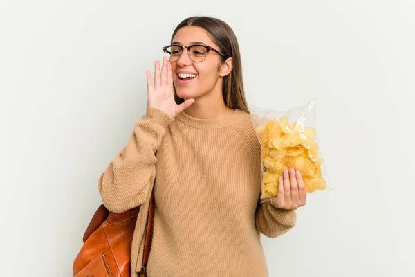 Junge Studentin Indische Frau Mit Crips Isoliert Auf Weißem Hintergrund — Stockfoto