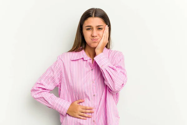 Mujer India Joven Aislada Sobre Fondo Blanco Sopla Mejillas Tiene — Foto de Stock