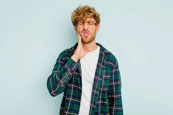 Homem Caucasiano Jovem Isolado Fundo Azul Com Uma Forte Dor — Fotografia de Stock