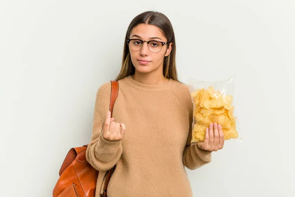 Junge Studentin Indische Frau Mit Crips Isoliert Auf Weißem Hintergrund — Stockfoto