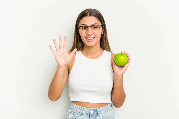 Junge Inderin Hält Einen Apfel Auf Weißem Hintergrund Und Lächelt — Stockfoto