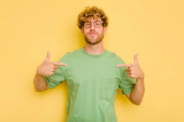 Joven Hombre Caucásico Aislado Sobre Fondo Amarillo Persona Señalando Mano — Foto de Stock