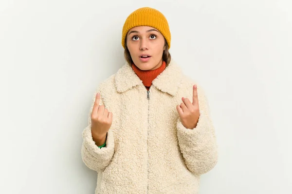 Jovem Indiana Usando Casaco Inverno Isolado Fundo Branco Apontando Cabeça — Fotografia de Stock