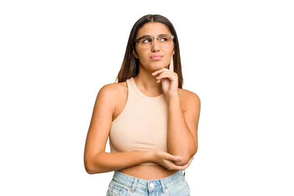 Mujer India Joven Aislado Recorte Retiro Fondo Pensamiento Mirando Hacia —  Fotos de Stock