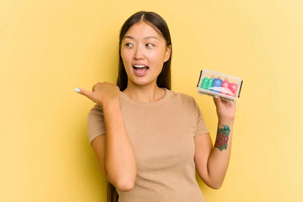 Mujer Asiática Joven Sosteniendo Baterías Para Reciclarlas Aisladas Puntos Amarillos —  Fotos de Stock