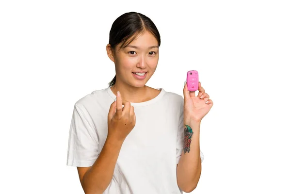 Młoda Azjatycka Kobieta Trzyma Kluczyki Odizolowane Zielonym Tle Chroma Wskazując — Zdjęcie stockowe