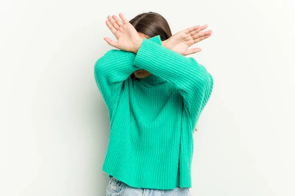 Giovane Donna Indiana Isolata Sfondo Bianco Mantenendo Due Braccia Incrociate — Foto Stock