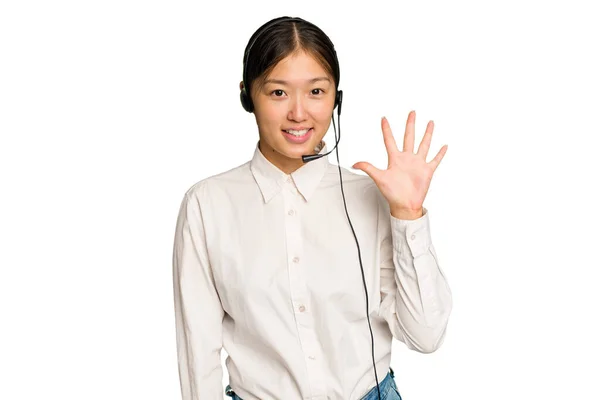 緑のクロマの背景に隔離されたヘッドセットで働くテレマーケティングアジアの女性笑顔陽気な番号5とともに指 — ストック写真