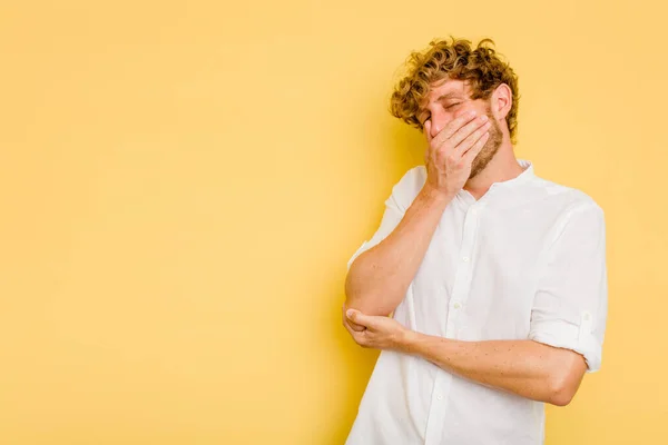 Mladý Běloch Izolovaný Žlutém Pozadí Veselý Bezstarostný Přírodní Emoce — Stock fotografie