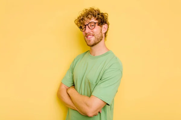 Young Caucasian Man Isolated Yellow Background Confident Keeping Hands Hips — Stock Photo, Image