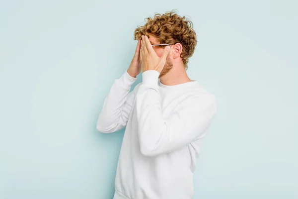 Young Caucasian Man Isolated Blue Background Afraid Covering Eyes Hands — Stock Photo, Image