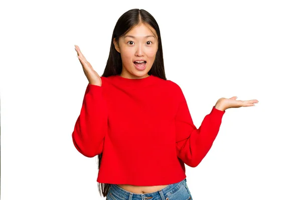 Ung Asiatisk Kvinna Isolerad Grön Krom Bakgrund Håller Kopia Utrymme — Stockfoto