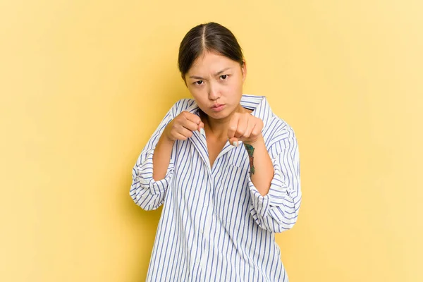 Junge Asiatin Isoliert Auf Gelbem Hintergrund Wirft Einen Schlag Wut — Stockfoto