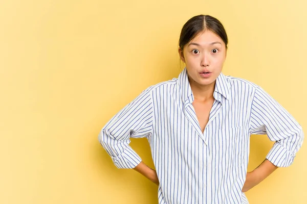 Mladá Asijská Žena Izolované Žlutém Pozadí Šokován Protože Něco Viděla — Stock fotografie