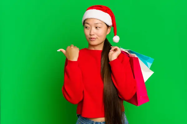 Ung Asiatisk Kvinna Köper Några Presenter Till Jul Isolerad Grön — Stockfoto