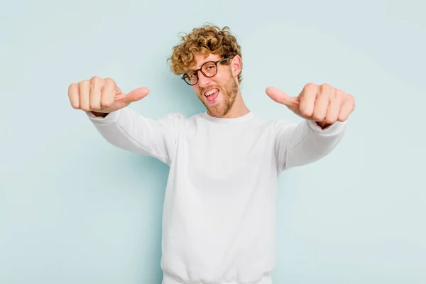 Giovane Uomo Caucasico Isolato Sfondo Blu Alzando Entrambi Pollici Verso — Foto Stock