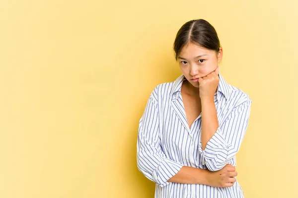 Mujer Asiática Joven Aislada Sobre Fondo Amarillo Que Siente Triste — Foto de Stock