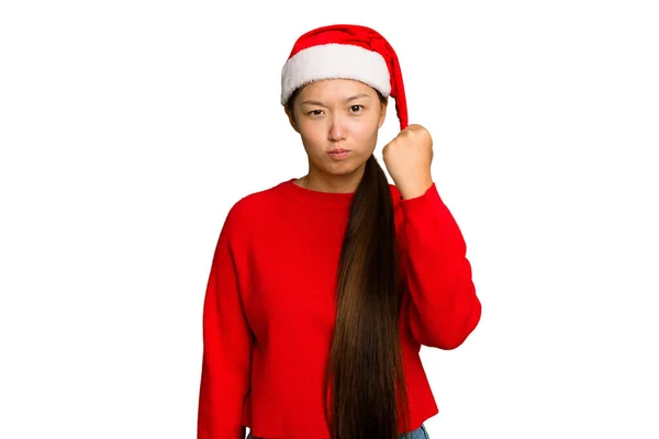 Mladá Asijská Žena Slaví Vánoce Izolované Zeleném Chroma Pozadí Ukazující — Stock fotografie