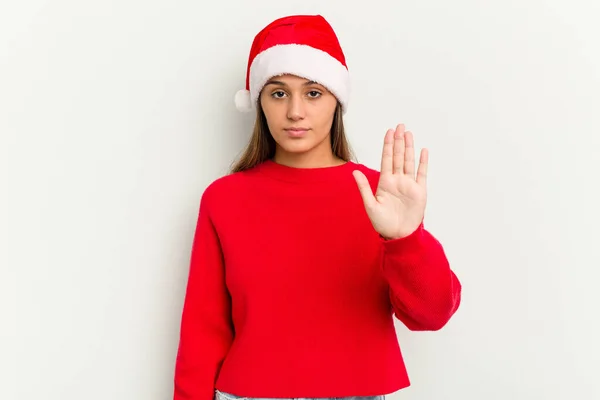 Jovem Indiana Celebrando Natal Isolado Fundo Branco Com Mão Estendida — Fotografia de Stock