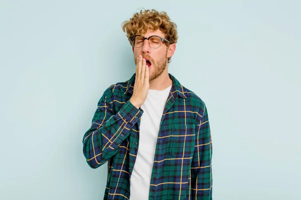 Joven Hombre Caucásico Aislado Sobre Fondo Azul Bostezando Mostrando Gesto —  Fotos de Stock