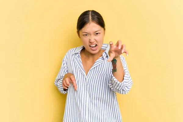 Jovem Mulher Asiática Isolada Fundo Amarelo Mostrando Garras Imitando Gato — Fotografia de Stock