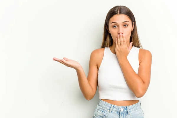 Giovane Donna Indiana Isolata Sfondo Bianco Impressionato Tenendo Spazio Copia — Foto Stock