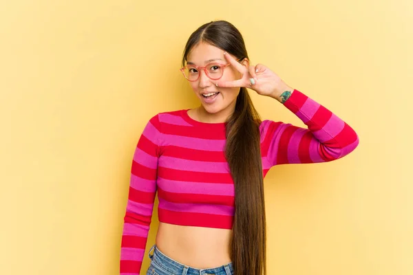 Joven Mujer Asiática Aislada Sobre Fondo Amarillo Bailando Divirtiéndose — Foto de Stock