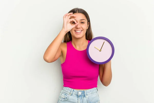 Joven Mujer India Sosteniendo Reloj Aislado Sobre Fondo Blanco Emocionado — Foto de Stock