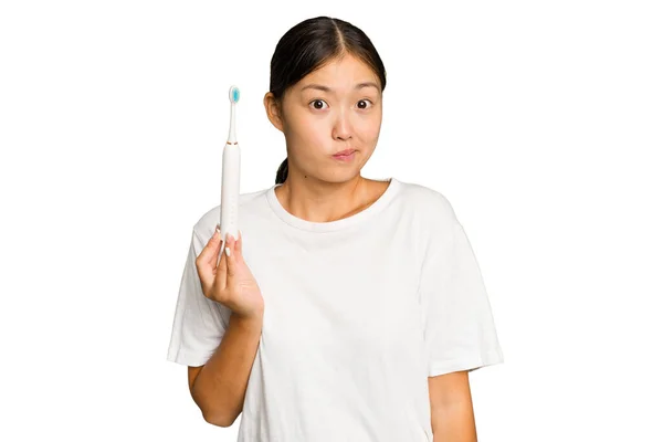 Ung Asiatisk Kvinna Som Håller Elektrisk Tandborste Isolerad Grön Kroma — Stockfoto