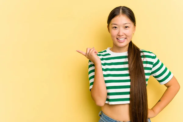 Joven Mujer Asiática Aislada Sobre Fondo Amarillo Sonriendo Alegremente Señalando — Foto de Stock