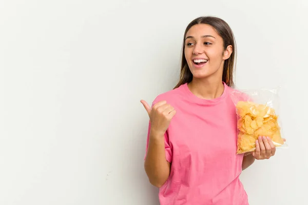 Young Indian Woman Holding Crips Isolated White Background Points Thumb — Stock Photo, Image