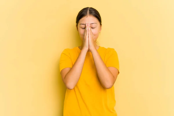 배경에 고립되어 기도를 아시아 소녀는 느낀다 — 스톡 사진