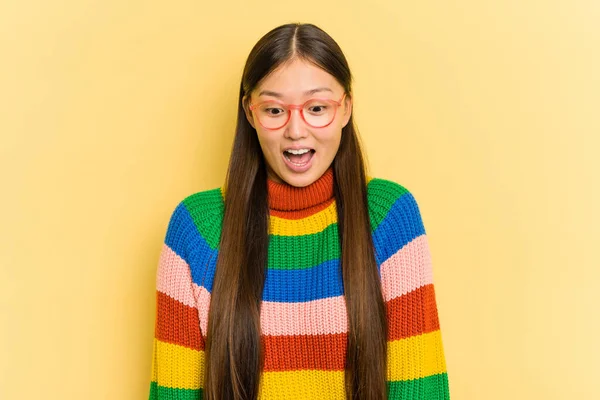 Retrato Mulher Asiática Muito Jovem Isolado Fundo Amarelo — Fotografia de Stock