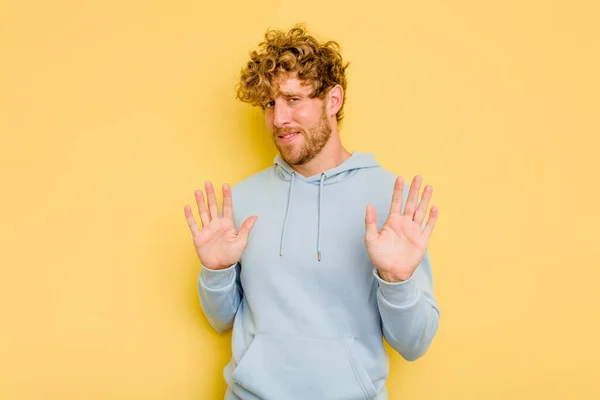 Young Caucasian Man Isolated Yellow Background Rejecting Someone Showing Gesture — Stock Photo, Image