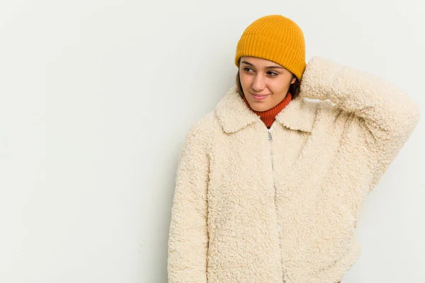 Індійська Жінка Одягнена Зимовий Піджак Ізольована Білому Фоні Торкається Потилиці — стокове фото