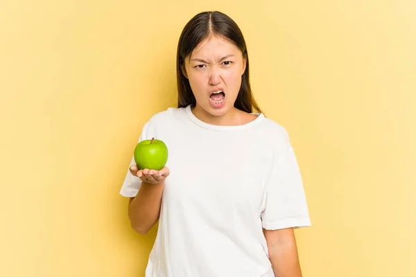 Junge Asiatische Frau Isst Einen Apfel Isoliert Auf Gelbem Hintergrund — Stockfoto