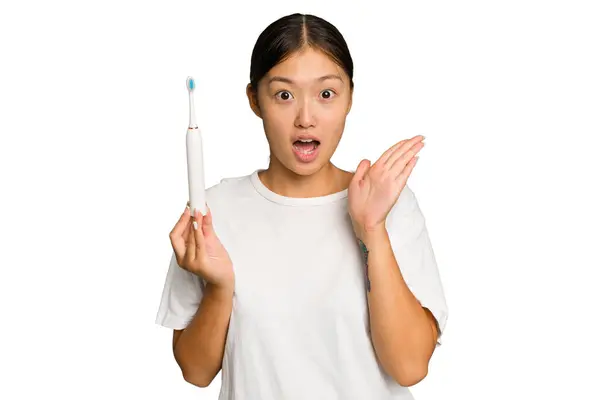 Elinde Elektrikli Diş Fırçası Olan Genç Bir Asyalı Kadın Yeşil — Stok fotoğraf