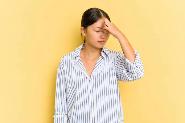 Giovane Donna Asiatica Isolata Sfondo Giallo Con Mal Testa Toccando — Foto Stock