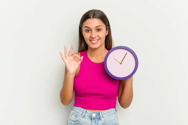 Mujer India Joven Sosteniendo Reloj Aislado Sobre Fondo Blanco Alegre —  Fotos de Stock